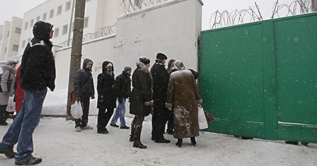 Pbuzn zadrench ekaj u bran vznice v Minsku (20. prosince 2010)