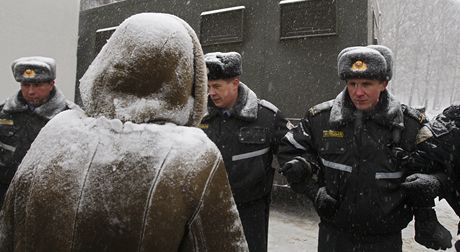 Na est set demonstrant proti znovuzvolení Lukaenka soud poslal za míe (20. prosince 2010)