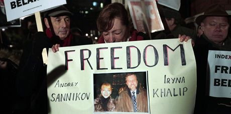 Lidé v Blorusku ádají proputní zadrovaných politik a noviná (23. prosince 2010) 