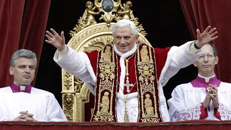 Svatý otec Benedikt XVI. pi tradiním poehnání Mstu a svtu (25. prosinec 2010)