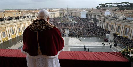 Svat otec Benedikt XVI. pi tradinm poehnn Mstu a svtu (25. prosinec 2010)