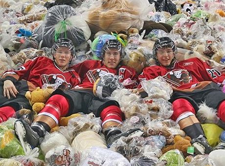 Hrái týmu Calgary Hitmen se válí v tisícovkách plyák