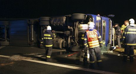 Nehoda kamionu v noci na 24.12.2010 blokovala sjezd z dálnice D11 na 62. kilometru u Olenice u Chlumce nad Cidlinou