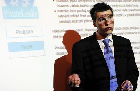 Koordinátor PirateLeaks Jakub Michálek pi sputní nového serveru.