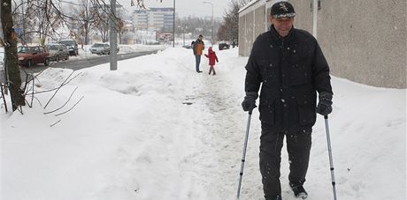 Problémy na zasnených libereckých chodnících má i herec Frantiek Peterka,...