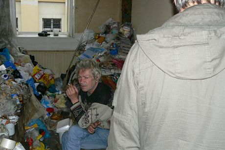 Nepodek v byt v ulici 9. kvtna v Tboe, v nm bylo osm kontejner odpadk.