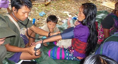 Medik Free Burma Rangers pomáhá vesnianm ve východní Barm