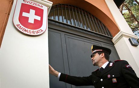 Italsk strnk zvon na vcarskou ambasdu v m, kde explodoval balek s bombou (23. prosince 2010)