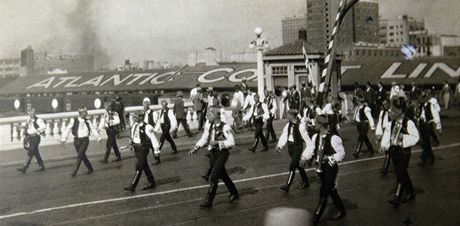 Fotografie z knihy eskoslovenská národní kapela ve Spojených státech s podtitulem Kronika Václava Hoáka let 1923-1931.