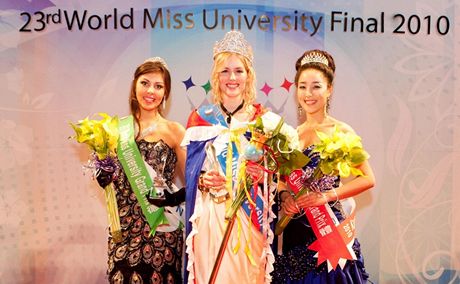 Vítzky World Miss University 2010: Katarzyna Kuziemska z Polska (vlevo), Katie Farrová z Británie (uprosted) a Choi Jung-hwa 