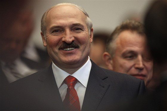 Pro staronového prezidenta Lukaenka (na fotografii) prý hlasovalo 80 procent Blorus. Opozice tomu neví, její protesty byly tvrd potlaeny