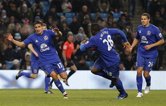 Fotbalisté Evertonu oslavují gól Tima Cahilla (vlevo). 