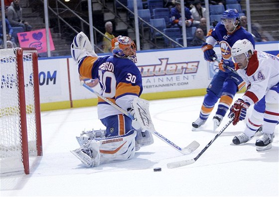 Tomá Plekanec z Montrealu najídí na Dwaynea Rolosona z NY Islanders.