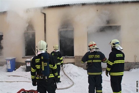 Hasii likvidují poár ve skladu výpoetní techniky v plzeské Kollárov ulici