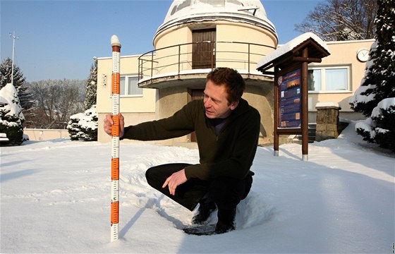 Emil Bezina, pracovník vsetínské hvzdárny, mí výku snhové pokrývky.