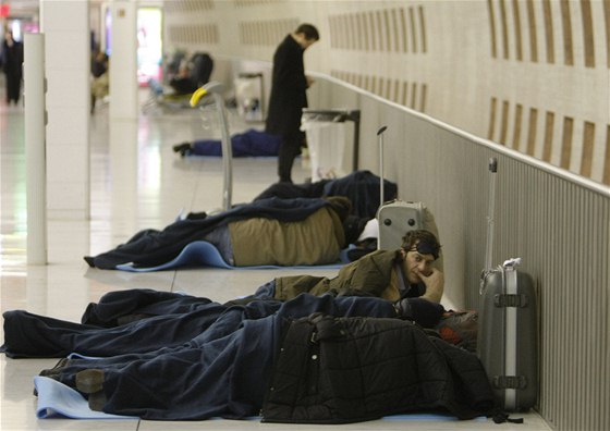 Stovky turist nedobrovoln pespávaly v letitních halách i na tdrý veer, letecká doprava kolabovala kvli mrazm. 24.12.2010, paíské letit Charles de Gaulle