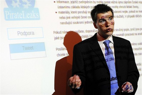 Koordinátor PirateLeaks Jakub Michálek pi sputní nového serveru.