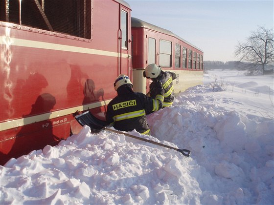 Hasii vyproují úzkokolejný vlak nedaleko Slezských Rudoltic.