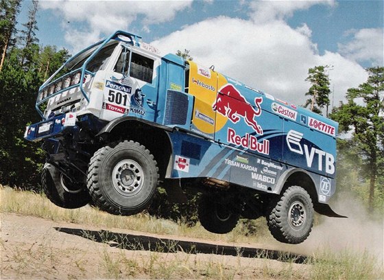 Novým kamion Kamaz pro Dakar 2011 pi testech.