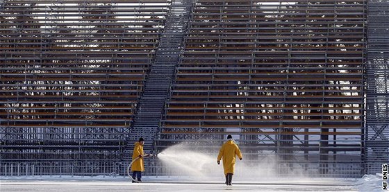 Píprava ledové plochy na stadionu ve Svítkov