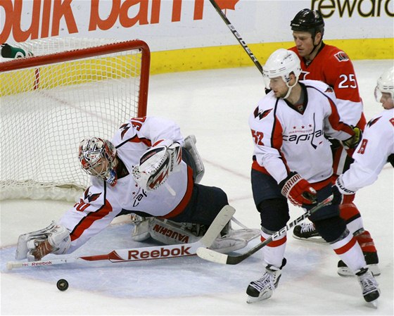 Washingtonský gólman Michal Neuvirth  likviduje anci   hokejist Ottawy.