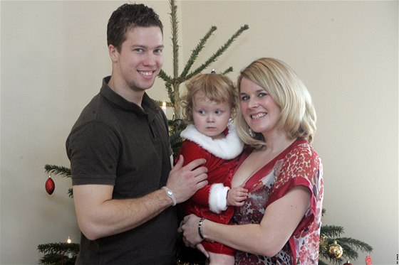 Branká Tomá Duba se svou severskou manelkou Hannou a dcerkou Kristýnkou u vánoního stromu.