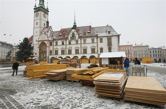 Z olomouckého Horního námstí postupn mizí stánky, které jsou jedním ze symbol vánoních trh.