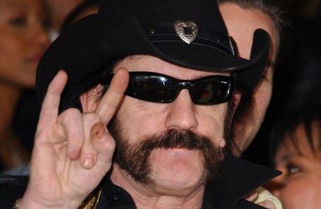 Lemy Kilmister je archetypem rockera. I ve svch ptaedestu