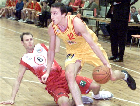 Basketbalista Sparty Praha Pavel Milo prochz pes nymburskho Pavla Kublka. (5. nora 2003)