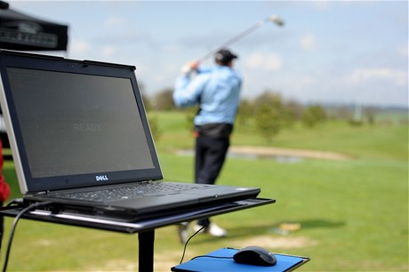 HI-TECH GOLF. Je to vlastn zajmav kontrast. Ne se jde na hit, je to sam technologie, ale pak, s holemi a mi, u je to jen a jen souhra mozku a sval, co rozhoduje o vsledku.