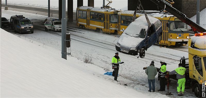 Odtahová sluba a policisté na míst tragické nehody pod rondelem v Plzni