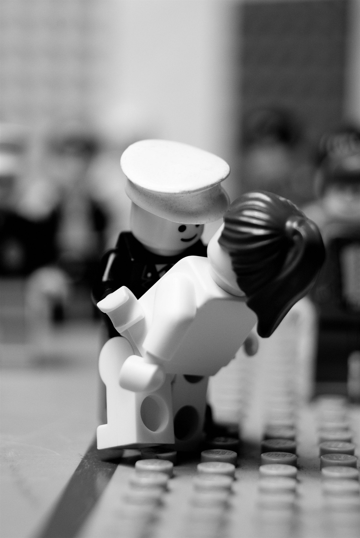 Classics in Lego: Americký námoník líbá zdravotní sestru na Times Square poté, co prezident Truman oznámil kapitulaci Japonska.