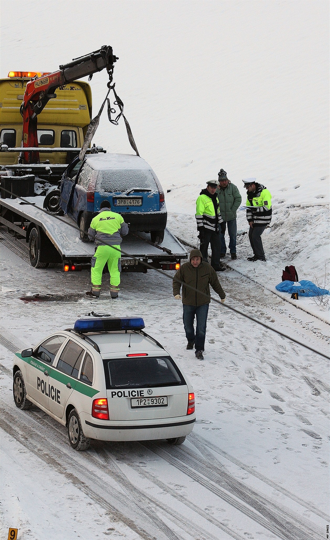 Odtahová sluba a policisté na míst tragické nehody pod rondelem v Plzni