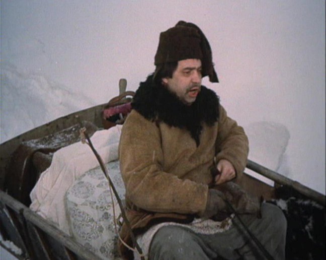 Scéna s Vladimírem Meníkem, jemu do klína spadlo hnízdo se temi oíky