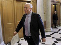 Sentor John McCain na chodb americkho Sentu.