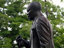 Socha Louise Armstronga vArmstrongov parku, na mst Kongo Square, kde se kdysi mezi jamujcmi ernochy zrodil jazz