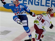 Hokejov Spenglerv pohr: Petrohradsk Gleb Klimenko letl po souboji se sparanskm Markem Bartanus do vzduchu.