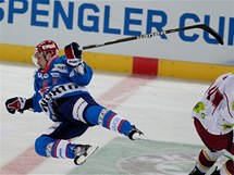 Hokejov Spenglerv pohr: Petrohradsk Gleb Klimenko letl po souboji se sparanskm Markem Bartanus do vzduchu.