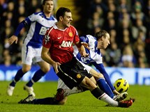 Lee Bowyer z Birminghamu (vpravo) se rve o m s Darronem Gibsonem z Manchesteru United.