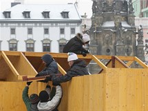 Pracovnci specializovan firmy rozebraj devn stnky pouit pi letonm vnonm jarmarku na Hornm nmst v centru Olomouce.