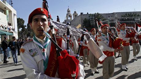 Palestintí skauti vyhrávají ped bazilikou Narození Pán v Betlém (23. prosince 2010)