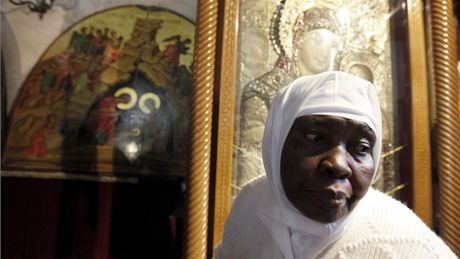 Nigerijská jeptika v bazilice Narození Pán v Betlém (23. prosince 2010)