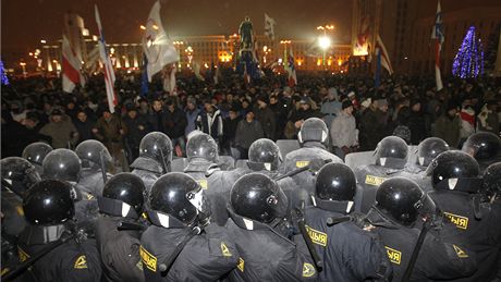 Pro staronového prezidenta Lukaenka (na fotografii) prý hlasovalo 80 procent Blorus. Opozice tomu neví, její protesty byly tvrd potlaeny