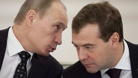 Ruský prezident Dmitrij Medvedv (vpravo) a premiér Vladimír Putin (27. prosince 2010)