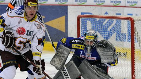 Brankář Sasu Hovi z Komety Brno je ve střehu, před ním číhá Karel Hromas ze Sparty. Brankář Sasu Hovi z Komety Brno je ve střehu, před ním číhá Karel Hromas ze Sparty.