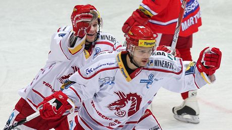 Třinecký útočník Marek Zagrapan (vpředu) se raduje společně se spoluhráčem Martinem Růžičkou. Třinecký útočník Marek Zagrapan (vpředu) se raduje společně se spoluhráčem Martinem Růžičkou.