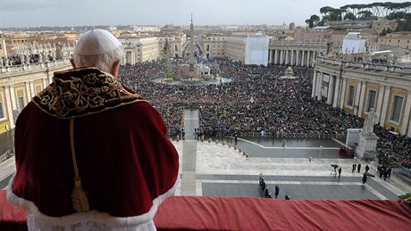Svatý otec Benedikt XVI. při tradičním požehnání Městu a světu (25. prosinec 2010) Svatý otec Benedikt XVI. při tradičním požehnání Městu a světu (25. prosinec 2010)