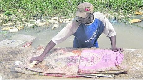 Mui perou v metropoli Pobeí slonoviny prádlo i loví zlato z rituálních obad