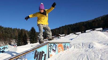 Na sjezdovce Horal vedle vleku otevřeli GoGEN snowpark s překážkami pro snowboardisty, pustit se do nich mohou však i odvážní lyžaři. Na sjezdovce Horal vedle vleku otevřeli GoGEN snowpark s překážkami pro snowboardisty, pustit se do nich mohou však i odvážní lyžaři.
