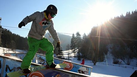 Na sjezdovce Horal vedle vleku otevřeli GoGEN snowpark s překážkami pro snowboardisty, pustit se do nich mohou však i odvážní lyžaři. Na sjezdovce Horal vedle vleku otevřeli GoGEN snowpark s překážkami pro snowboardisty, pustit se do nich mohou však i odvážní lyžaři.